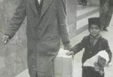 Imam-Dout-Sadien-with-son-Nazier.-1954